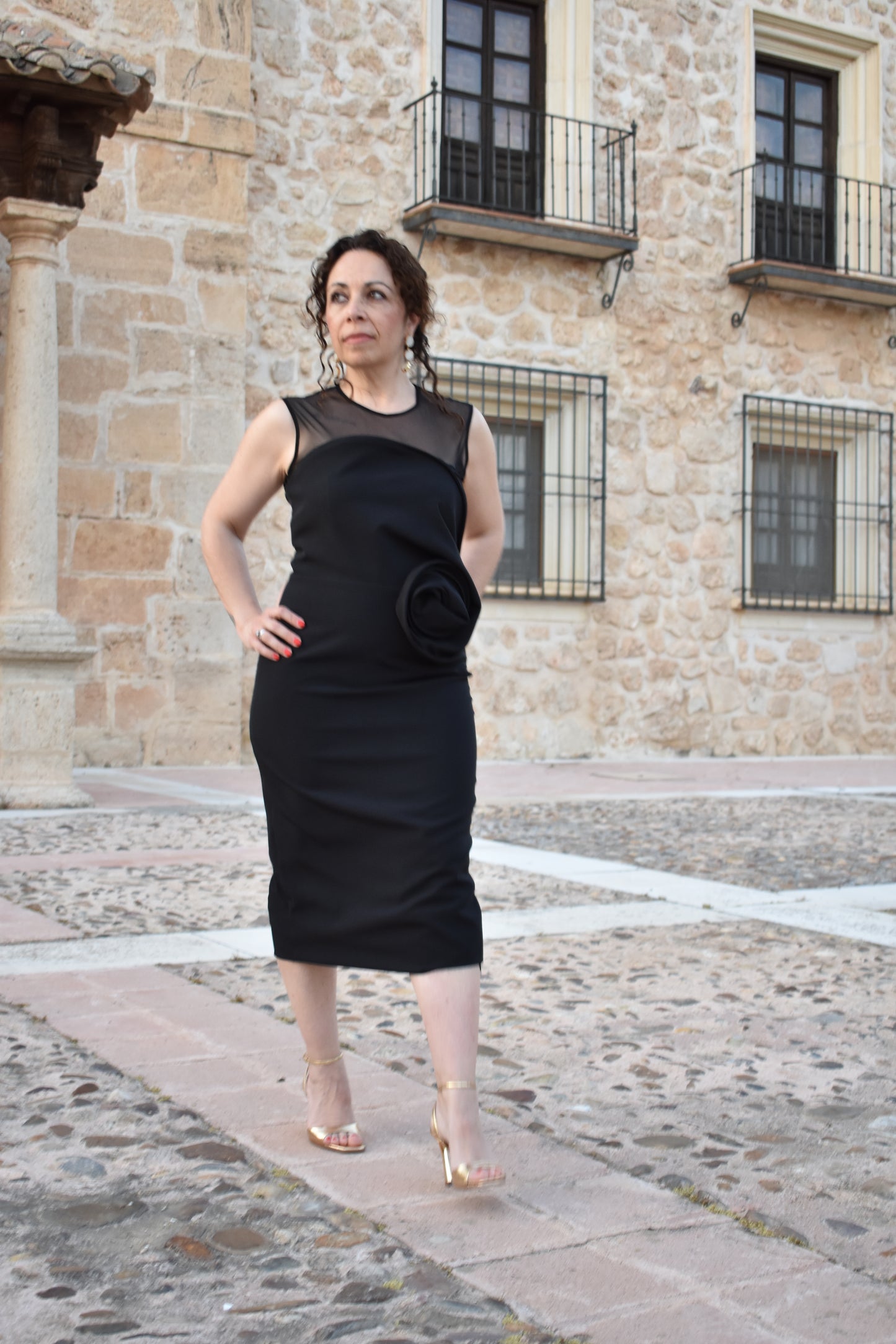 VESTIDO CORTE MIDI COLOR NEGRO